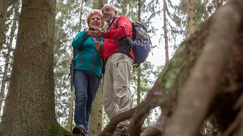 Mann und Frau im Wald