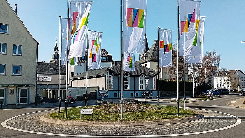 Fahnenkunst im Kreisverkehr