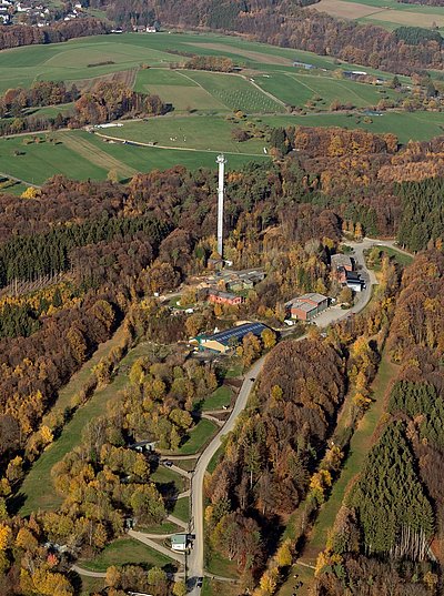 Luftbild Wald und Gebäude