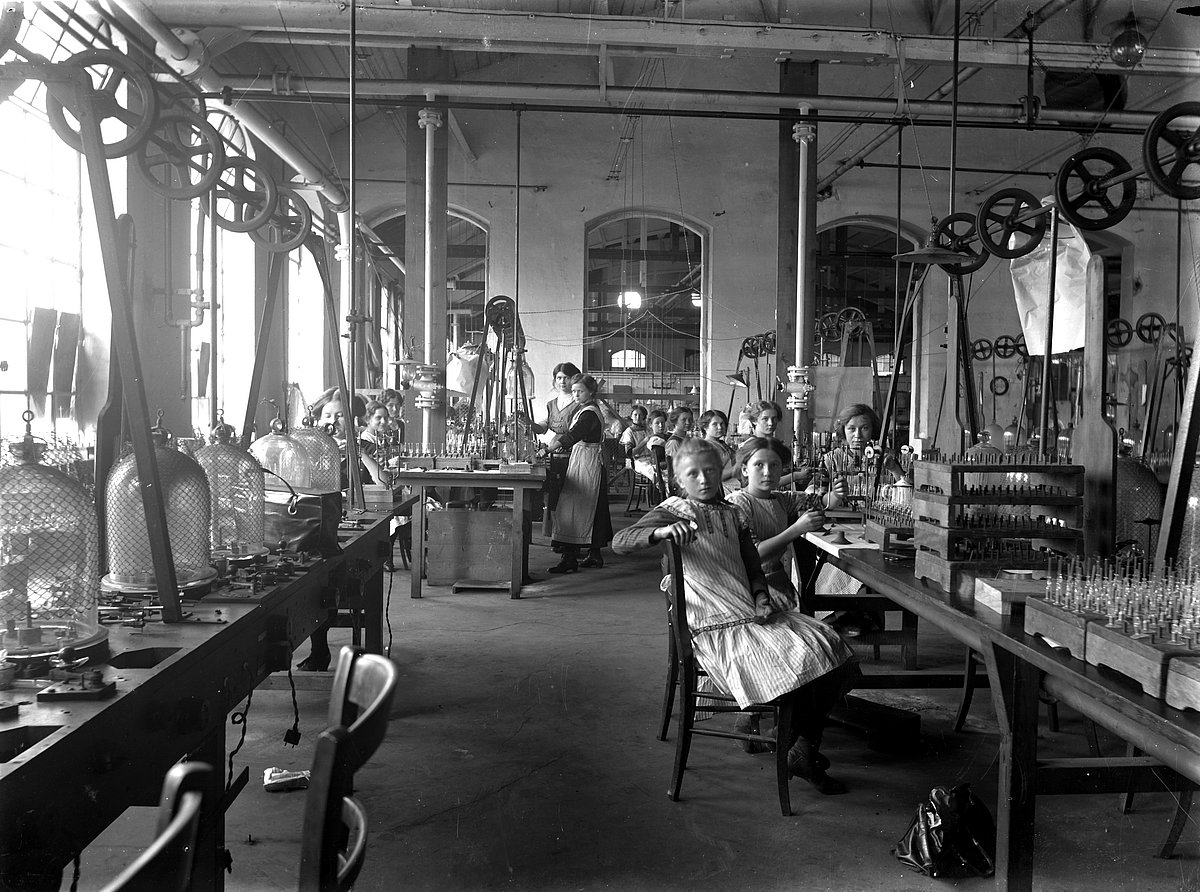 Junge Frauen in einer Fabrik