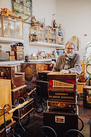 Ein Mann hinter einer Drehorgel