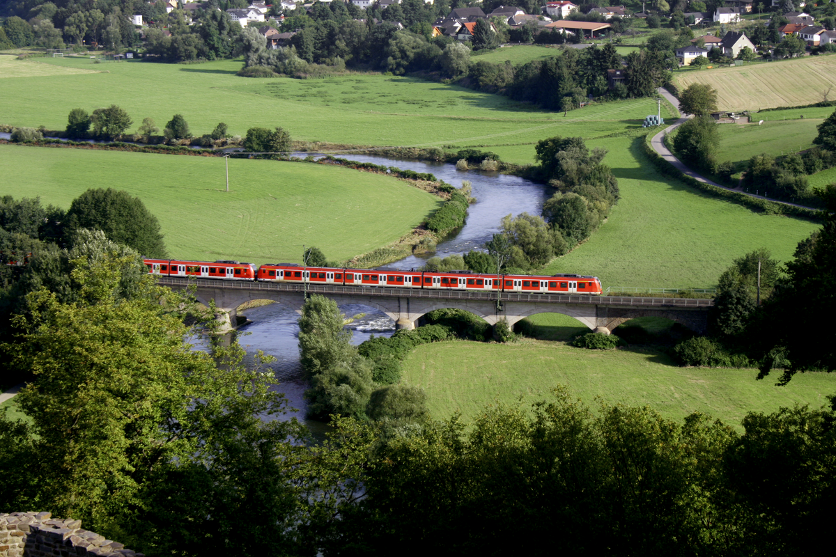 Fluss und Brücke