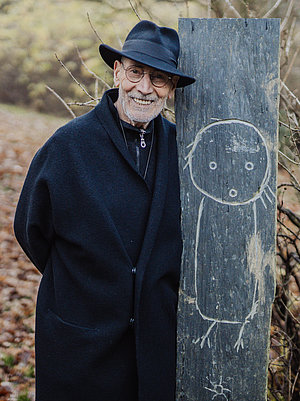 Mann mit Skulptur