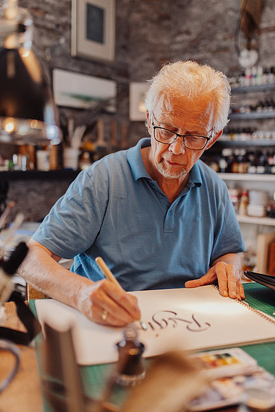 Ein Mann kalligraphiert