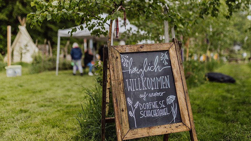 Aufstelltafel auf einer Wiese