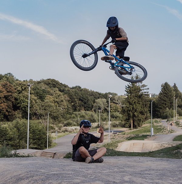 Zwei Kinder im Skatepark