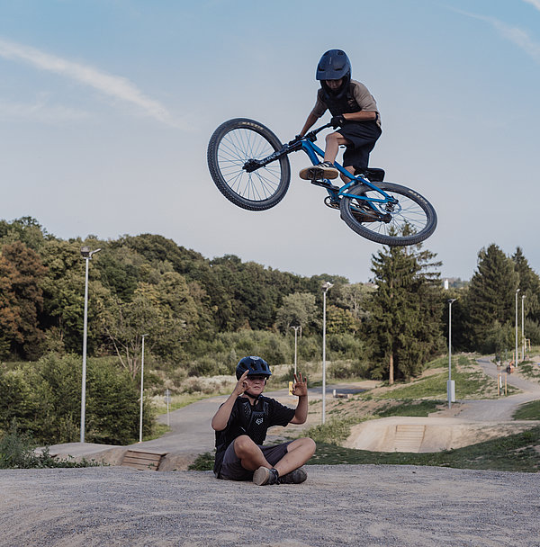 Zwei Kinder im Skatepark
