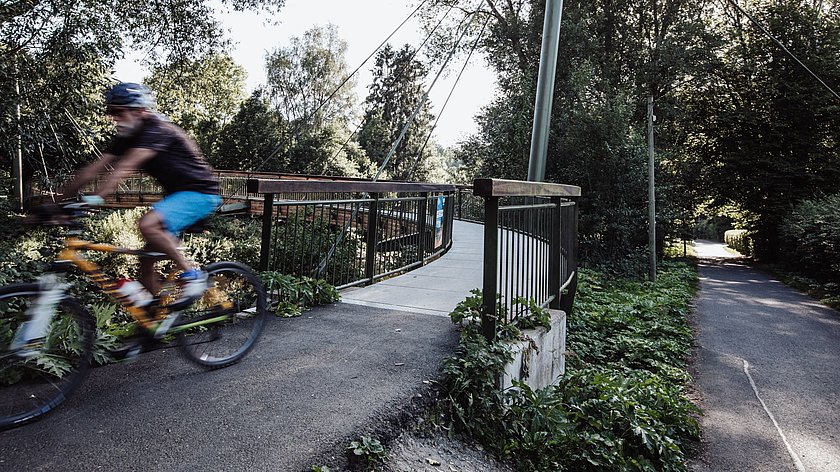Radfahrer auf Brücke