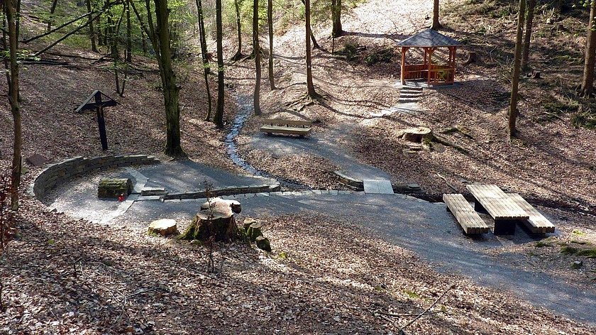 Haltestelle mit Heilwasser