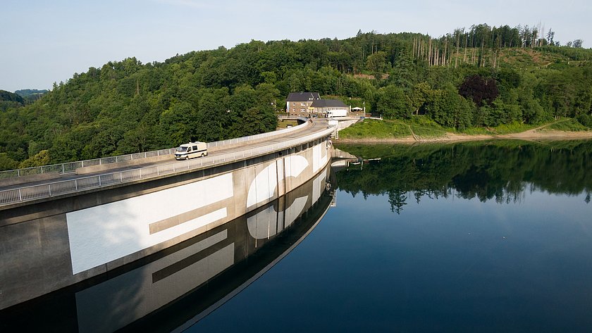 Die Staumauer als Leinwand