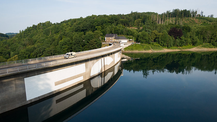 Die Staumauer als Leinwand