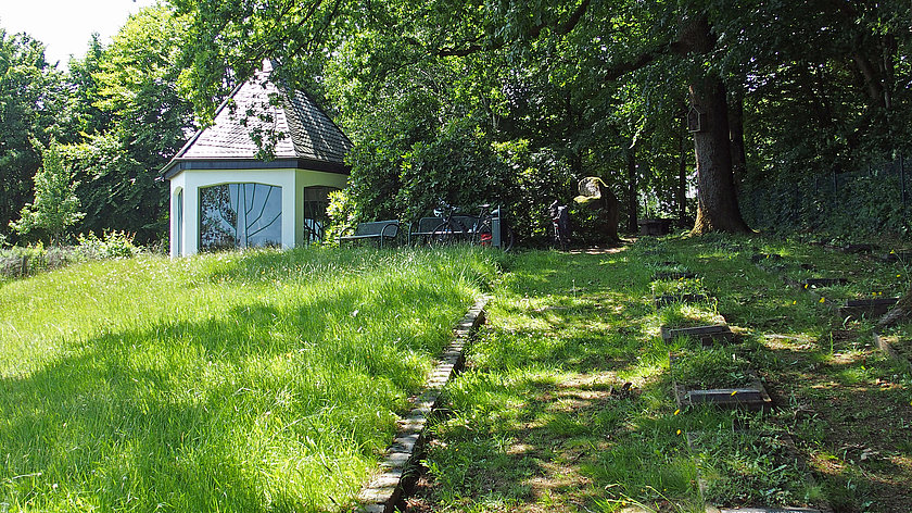 Gräber am Waldrand