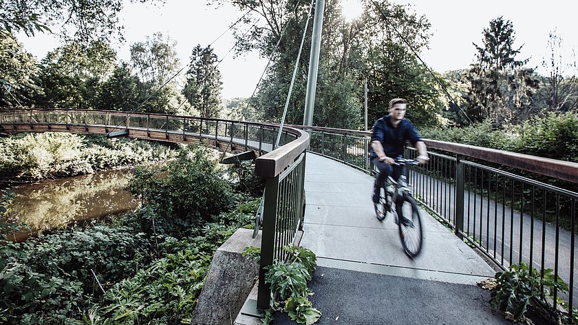 Fahrradfahrer auf einer Brücke