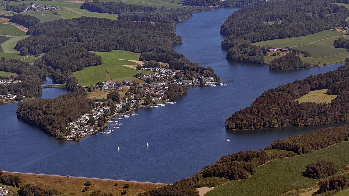 Talsperre und Landschaft
